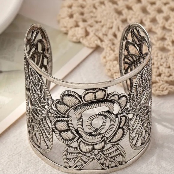 Boho chic Vintage silvery plated open cuff bracelet - Picture 3 of 6
